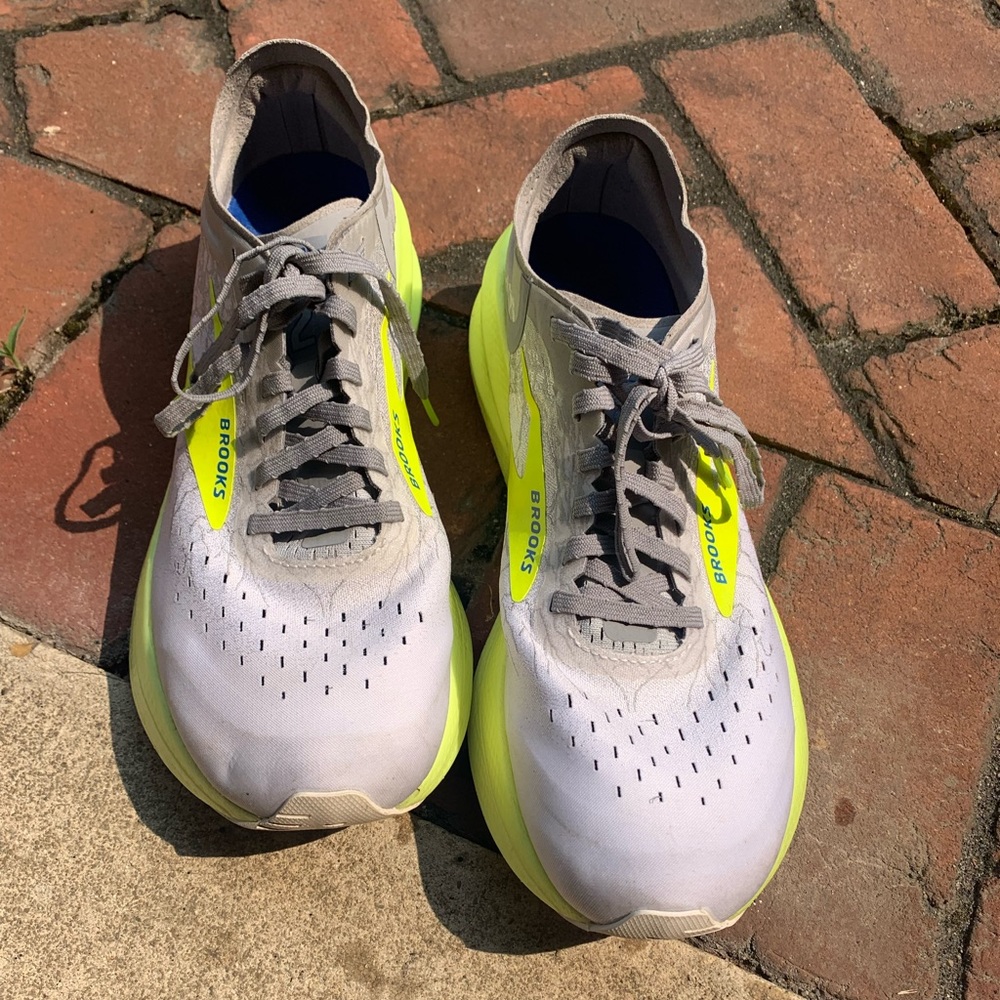 Worn 9 miles. Excellent condition. Women’s 9.5/ men’s 7.5.
